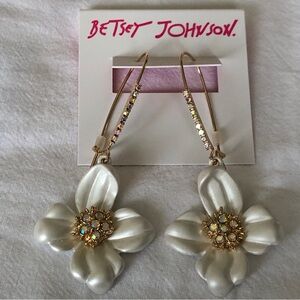 Betsey Johnson Gold Tone & White Enamel Flower Drop Earrings Crystal Accents NWT